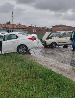 &Ccedil;orum'da Feci Kaza: İki Otomobil Kafa Kafaya &Ccedil;arpıştı, 3 Yaralı