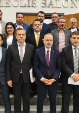 Cemil Tugay belediye meclisinde AK Parti grubuna s&ouml;z vermeden oturumu kapatmıştı! Grup Başkanvekili Yıldız, Başkan Tugay&rsquo;a sert &ccedil;ıktı!