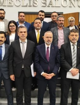 Cemil Tugay belediye meclisinde AK Parti grubuna s&ouml;z vermeden oturumu kapatmıştı! Grup Başkanvekili Yıldız, Başkan Tugay&rsquo;a sert &ccedil;ıktı!