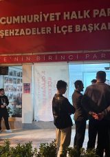 CHP tarafından verilen s&ouml;zler tutulmayınca il&ccedil;e başkanlığının camlarını kırdı!
