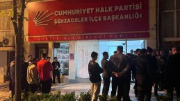 CHP tarafından verilen s&ouml;zler tutulmayınca il&ccedil;e başkanlığının camlarını kırdı!