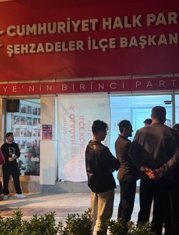 CHP tarafından verilen s&ouml;zler tutulmayınca il&ccedil;e başkanlığının camlarını kırdı!