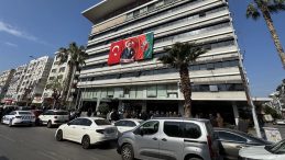 CHP&rsquo;li Karşıyaka Belediyesi&rsquo;nde iş&ccedil;ilerden sonra memurlar da ayaklandı: 455 Memur 1 g&uuml;nl&uuml;k iş bırakma eylemi yaptı