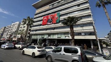 CHP&rsquo;li Karşıyaka Belediyesi&rsquo;nde iş&ccedil;ilerden sonra memurlar da ayaklandı: 455 Memur 1 g&uuml;nl&uuml;k iş bırakma eylemi yaptı