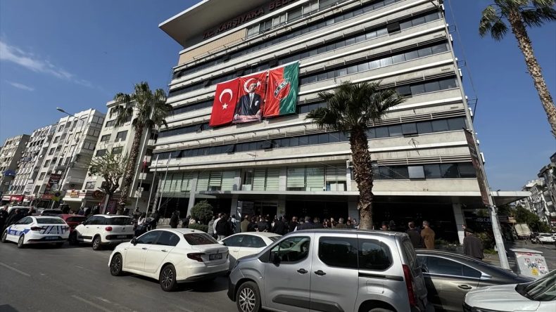 CHP&rsquo;li Karşıyaka Belediyesi&rsquo;nde iş&ccedil;ilerden sonra memurlar da ayaklandı: 455 Memur 1 g&uuml;nl&uuml;k iş bırakma eylemi yaptı