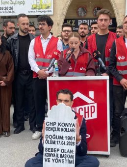 CHP&rsquo;liler arasında g&ouml;revden alma arbedeesi! İl başkanlığına girmek isteyen gen&ccedil;ler &lsquo;y&ouml;netim istifa&rsquo; sloganları attı