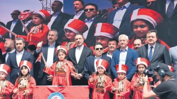 CHP&rsquo;lilerin sırtını d&ouml;nd&uuml;ğ&uuml; mehteran er meydanını inletti
