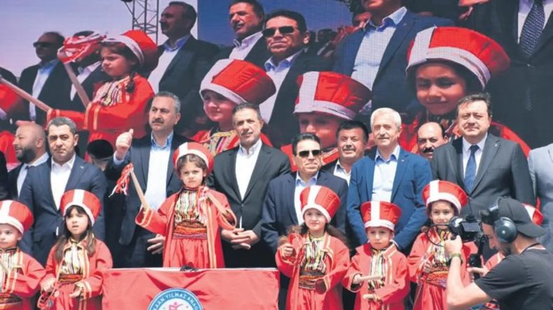 CHP&rsquo;lilerin sırtını d&ouml;nd&uuml;ğ&uuml; mehteran er meydanını inletti