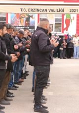 Cinayete kurban giden gen&ccedil; anne g&ouml;zyaşlarıyla toprağa verildi