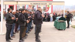 Cinayete kurban giden gen&ccedil; anne g&ouml;zyaşlarıyla toprağa verildi