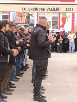 Cinayete kurban giden genç anne gözyaşlarıyla toprağa verildi