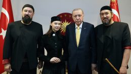 Cumhurbaşkanı Erdoğan, 'Ay Yola' M&uuml;zik Grubu ile Bir Araya Geldi