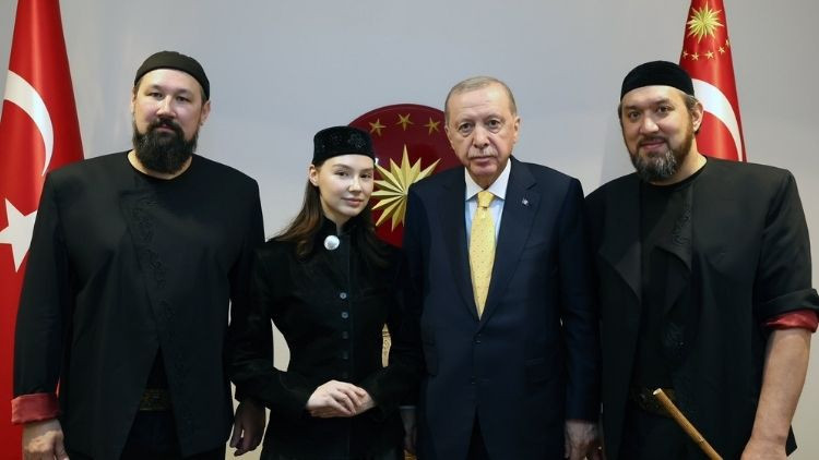 Cumhurbaşkanı Erdoğan, 'Ay Yola' M&uuml;zik Grubunu Kabul Etti