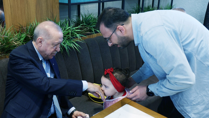 Cumhurbaşkanı Erdoğan, Beyoğlu'nda bir kafede vatandaşlarla sohbet etti