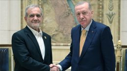 Cumhurbaşkanı Erdoğan, İran Cumhurbaşkanı Pezeşkiyan ile g&ouml;r&uuml;şt&uuml;! Sağduyu ve diyalog vurgusu