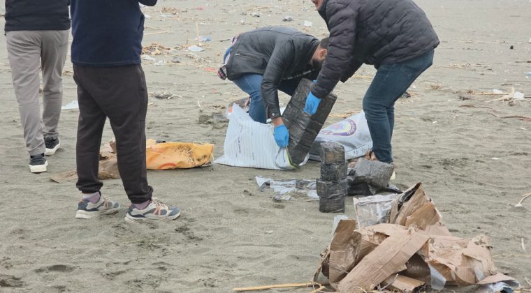 Dalgaların Kıyıya S&uuml;r&uuml;klediği &Ccedil;uvaldan Uyuşturucu &Ccedil;ıktı