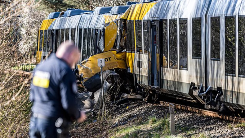 Danimarka&rsquo;da iki tren kafa kafaya &ccedil;arpıştı: 17 yaralı