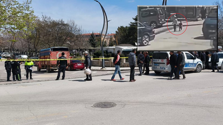 Dedesinin elini bırakıp yola fırladı! Feci kaza kameraya b&ouml;yle yansıdı