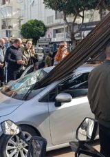 Demir yığını otomobili ok gibi deldi