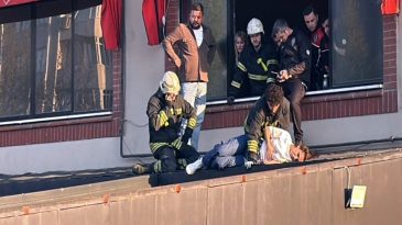 Dengesini Kaybetti, Kafeteryanın Alt Kattaki Terasına D&uuml;şt&uuml;