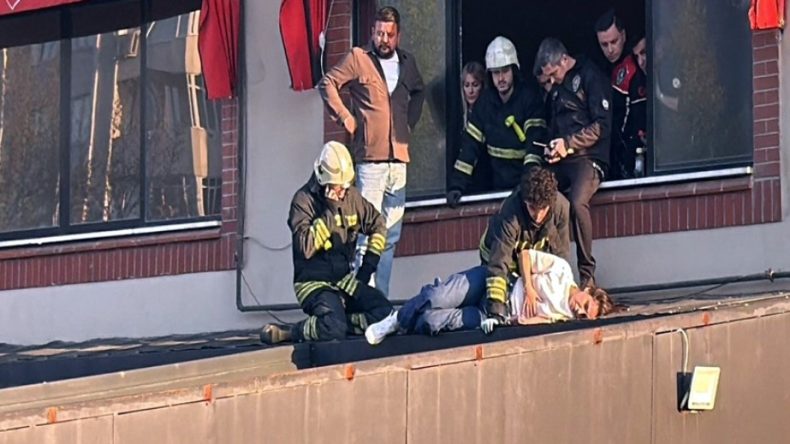 Dengesini Kaybetti, Kafeteryanın Alt Kattaki Terasına D&uuml;şt&uuml;