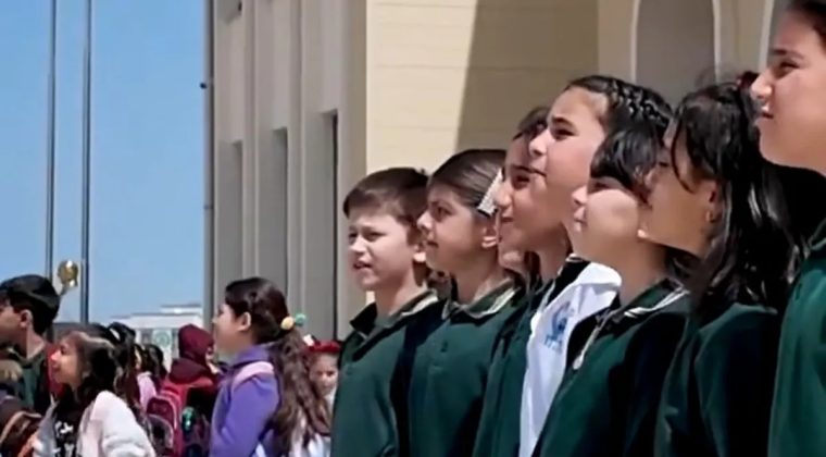 Deprem sonrası ilk 23 Nisan kutlaması! Bakan Kurum &ouml;ğrencilerin heyecanını paylaştı