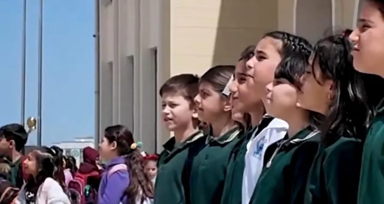 Deprem sonrası ilk 23 Nisan kutlaması! Bakan Kurum &ouml;ğrencilerin heyecanını paylaştı