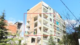 Depremde Ağır Hasar Alan Bina Yıkıldı, Bitişik Apartmanın Bazı Odaları Duvarsız Kaldı