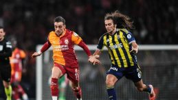 Derbide kartlar havada u&ccedil;uşuyor