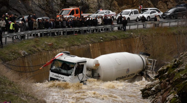 Dereye Yuvarlanan Beton Mikserinin Şof&ouml;r&uuml; Kayboldu