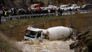 Dereye Yuvarlanan Beton Mikserinin Şof&ouml;r&uuml; Kayboldu
