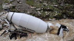 Dereye Yuvarlanan Beton Mikserinin Şof&ouml;r&uuml; Kayboldu