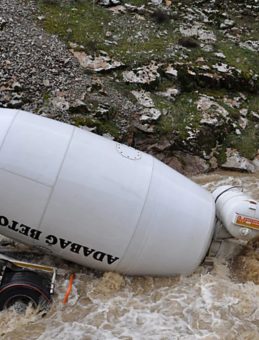 Dereye Yuvarlanan Beton Mikserinin Şof&ouml;r&uuml; Kayboldu