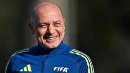 Dev kupada &ccedil;ifte gurur! C&uuml;neyt &Ccedil;akır D&uuml;nya Kupası hakemlerini eğitiyor