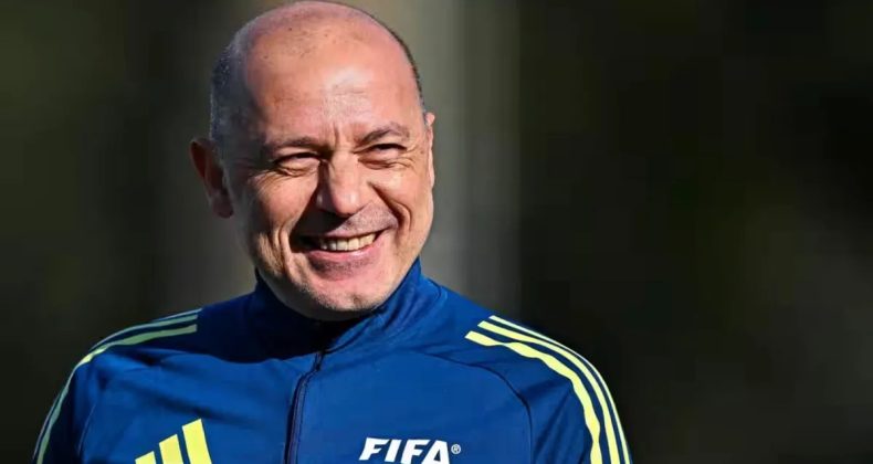 Dev kupada &ccedil;ifte gurur! C&uuml;neyt &Ccedil;akır D&uuml;nya Kupası hakemlerini eğitiyor