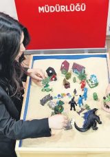 Devlet Korumasındaki &Ccedil;ocuklara Kum Terapisi