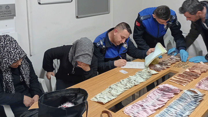 Dilenciler su&ccedil;&uuml;st&uuml; yakalandı! &Uuml;zerlerinden 19 bin 600 lira &ccedil;ıktı