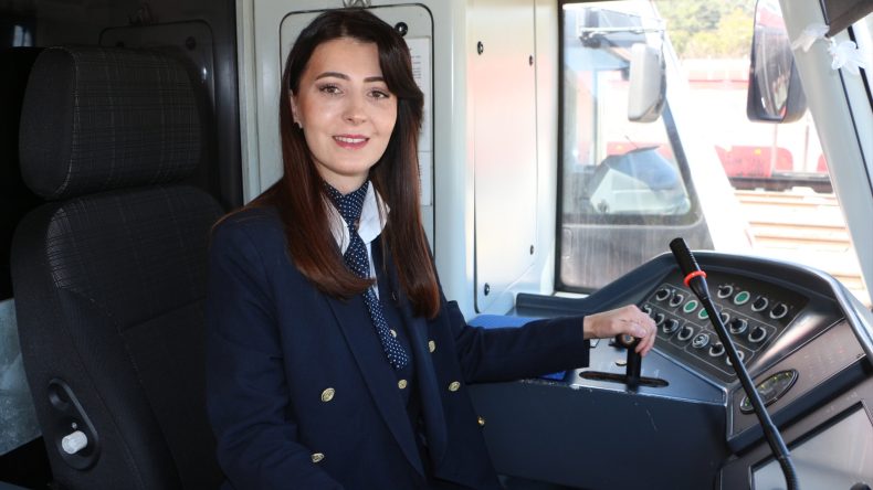 Diş teknisyenliğinden vazge&ccedil;ip hayallerinin peşinden koştu… Vatman Sevgi Aşık: Yaptığım işle gurur duyuyorum