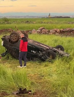 Diyarbakır'da can pazarı: Devrilen ara&ccedil;ta 7'si &ccedil;ocuk 10 kişi yaralandı