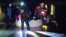 Diyarbakır'da Selde Mahsur Kalan &Ccedil;obanı AFAD ve JAK Ekipleri Kurtardı