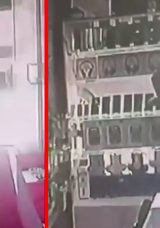 Diyarbakır&rsquo;da akılalmaz hırsızlık! &Ouml;nce masanın &uuml;st&uuml;ne &ccedil;ıktı sonra telefonları ceplerine doldurdu: O anlar kamerada