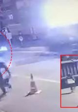 Diyarbakır&rsquo;da korkutan kaza! Otomobil trene ok gibi saplandı: Feci &ccedil;arpışma g&uuml;venlik kamerasına yansıdı!