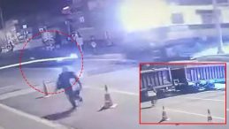 Diyarbakır&rsquo;da korkutan kaza! Otomobil trene ok gibi saplandı: Feci &ccedil;arpışma g&uuml;venlik kamerasına yansıdı!