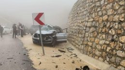 Doktor &ccedil;ift ve &ccedil;ocuklarının bulunduğu otomobil, tır ile &ccedil;arpıştı: 1 &ouml;l&uuml;, 3 yaralı