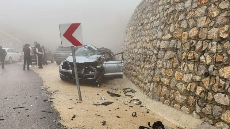 Doktor &ccedil;ift ve &ccedil;ocuklarının bulunduğu otomobil, tır ile &ccedil;arpıştı: 1 &ouml;l&uuml;, 3 yaralı