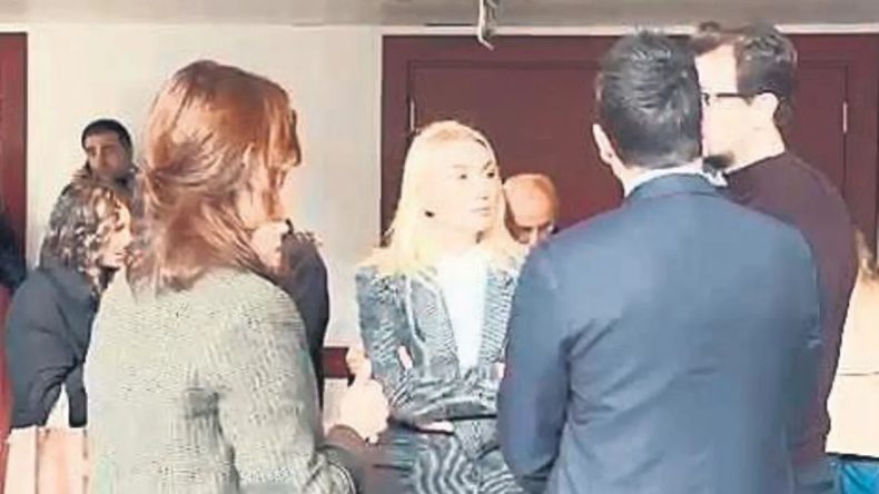 Duruşma salonunda gizli not polemiği