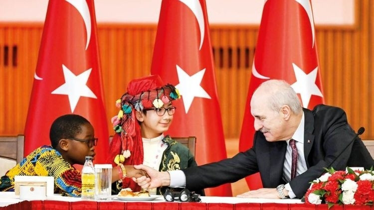 D&uuml;nya &ccedil;ocuklarını Meclis&rsquo;te ağırladı