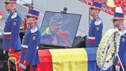 D&uuml;nya efsaneye ağladı