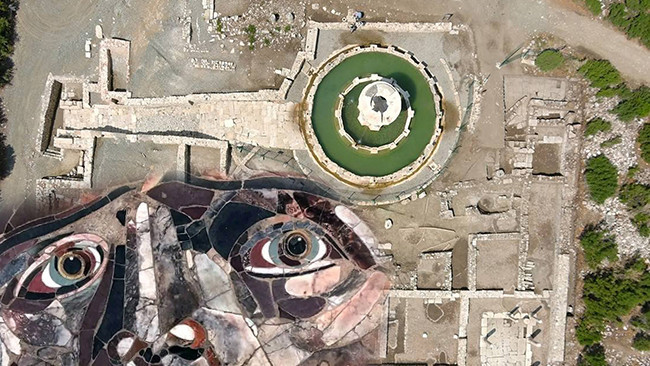 D&uuml;nyada benzeri yok! Kışın &uuml;zeri kapatılıyor: Bakışıyla taşa &ccedil;evirdiğine inanılıyor