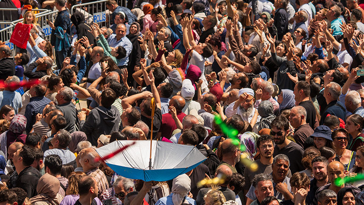 D&uuml;nyadaki ender etkinliklerden biri | Binlerce vatandaş toplandı, tam 10 ton dağıtıldı
